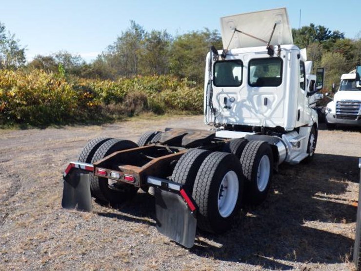 2018-freightliner-cascadia-126-image-5
