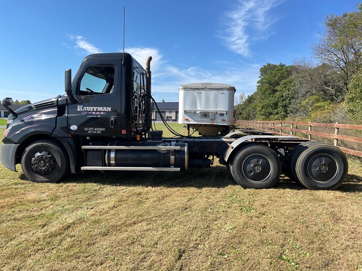 #1666-•-2019-freightliner-cascadia-semi-tractor-(title-in-delay)-image-7