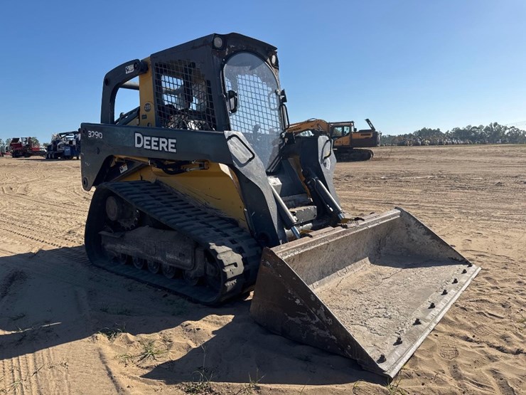 2012-john-deere-329d-image-4