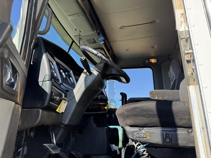2011-kenworth-t800-image-23