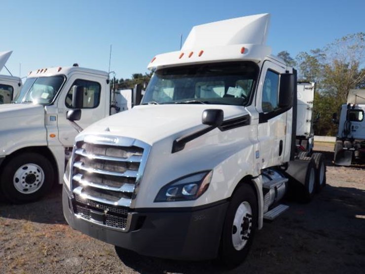 2018-freightliner-cascadia-126-image-1