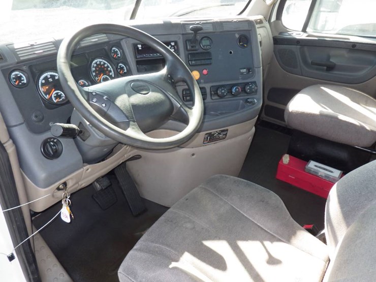 2017-freightliner-cascadia-113-image-6