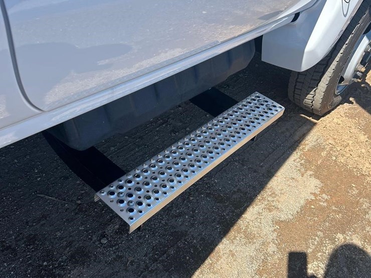 2023-chevrolet-silverado-6500hd-image-18