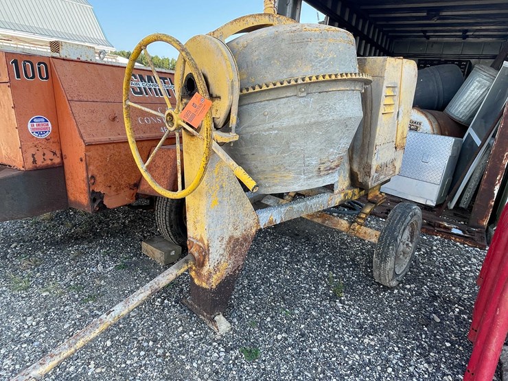 #1969-•-gilson-portable-concrete-mixer-image-1