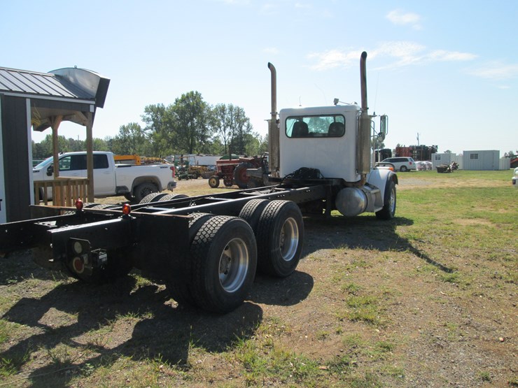 2004-peterbilt-357-image-3