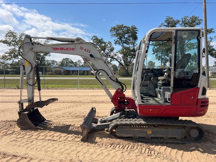 2021-takeuchi-tb240-image-1