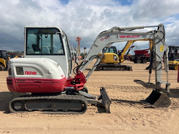 2021-takeuchi-tb240-image-5