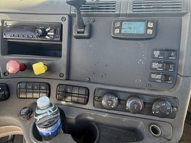 2015-freightliner-cascadia-125-evolution-image-22