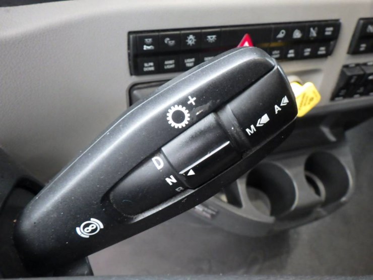 2020-freightliner-cascadia-126-image-9