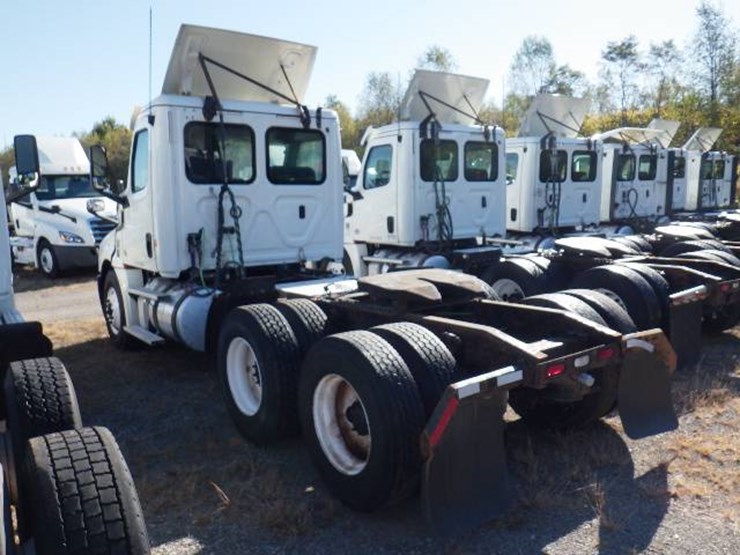 2018-freightliner-cascadia-126-image-8