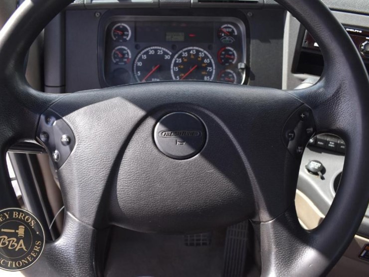 2015-freightliner-cascadia-125-image-24