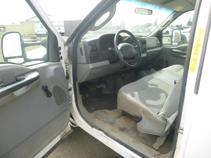 2005-ford-f550-image-15