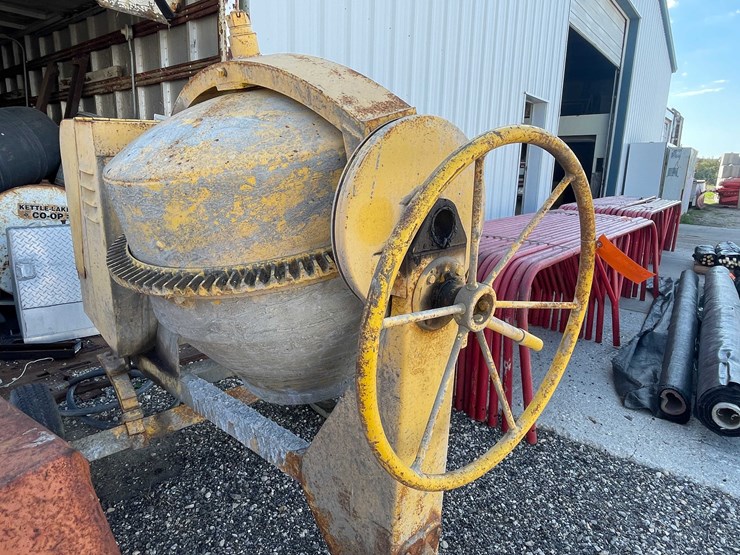 #1969-•-gilson-portable-concrete-mixer-image-3
