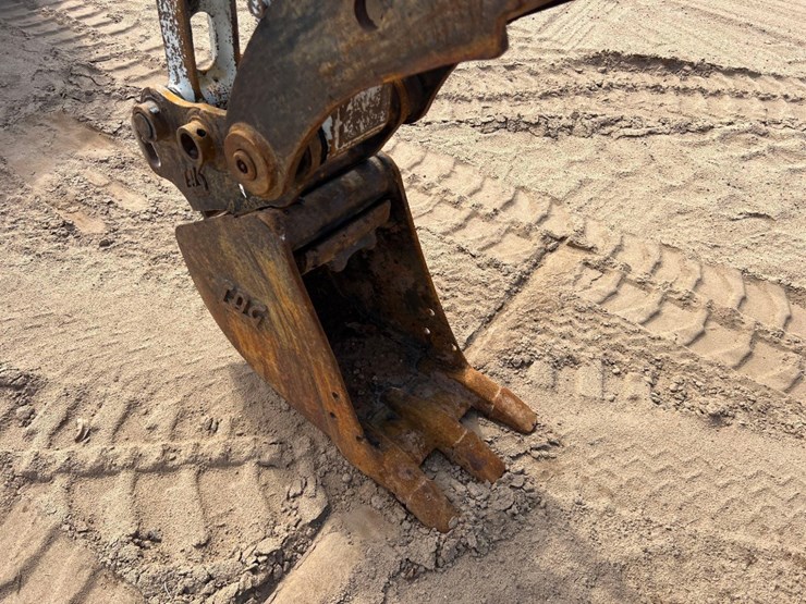 2017-takeuchi-tb240-image-17