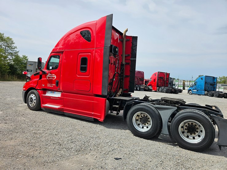 2019-freightliner-cascadia-126-image-10