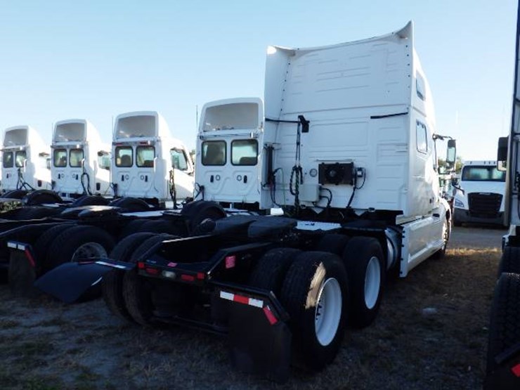 2022-volvo-vnl-860-image-6