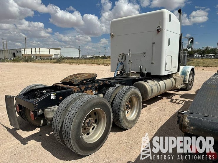 2014-peterbilt-389-image-3