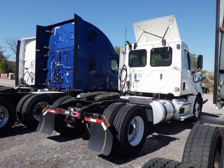 2021-freightliner-cascadia-126-image-4