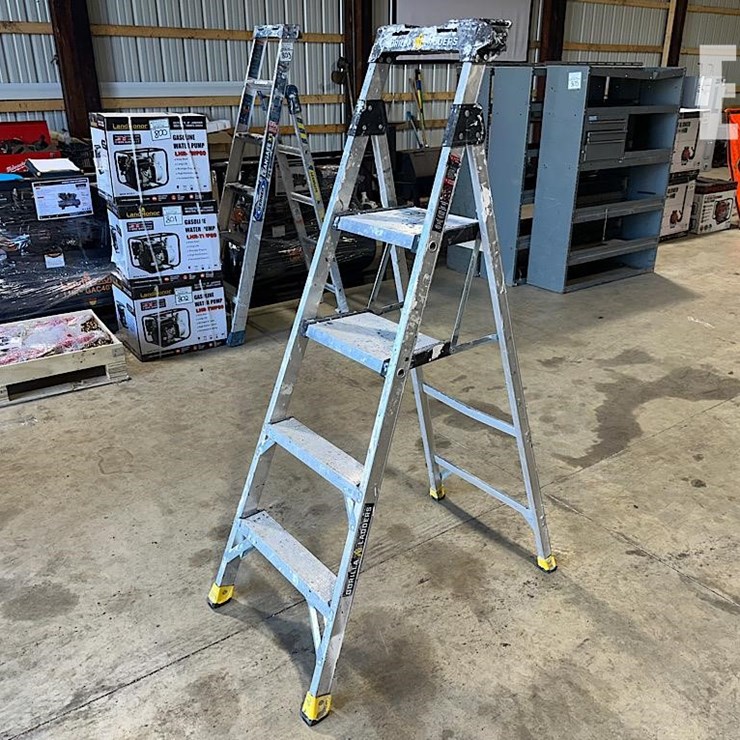 GORILLA 5' ALUMINUM LADDER