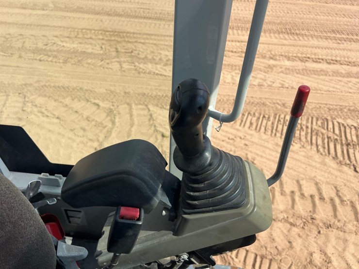 2021-takeuchi-tb240-image-33