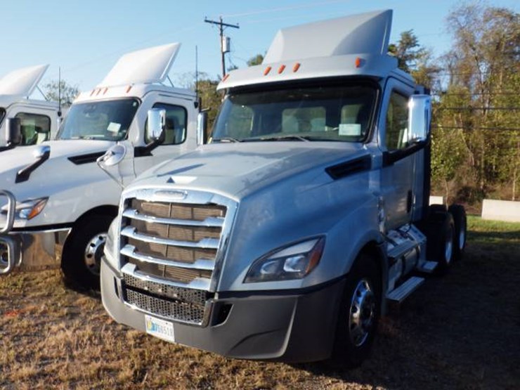 2020-freightliner-cascadia-126-image-1