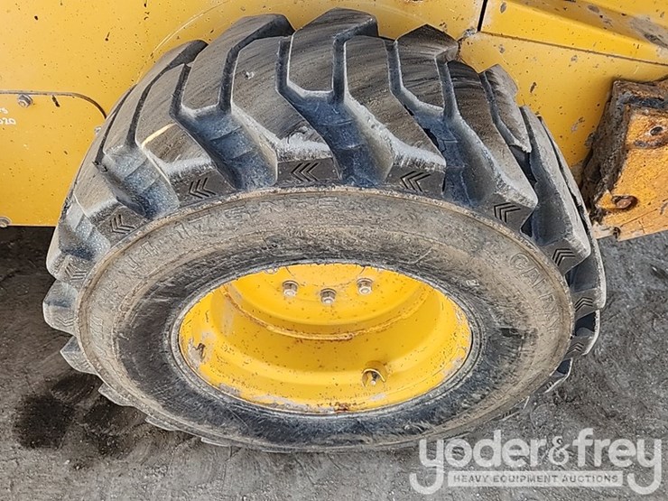 2010-deere-332d-image-12