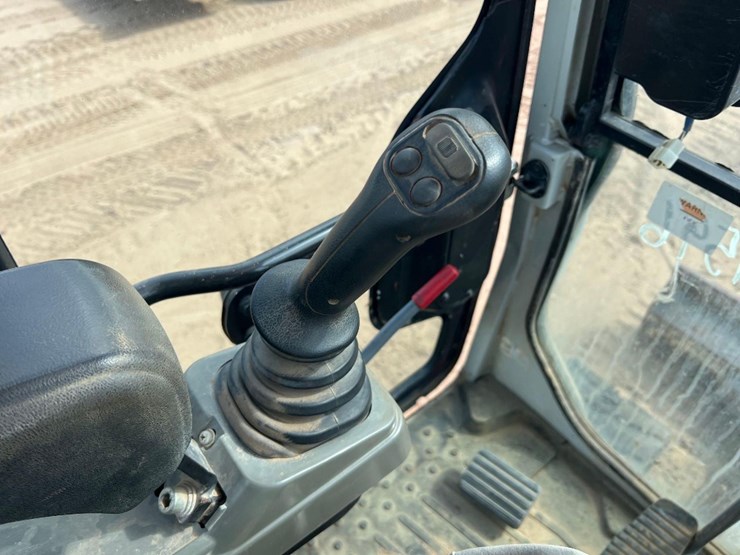 2020-takeuchi-tb240-image-31