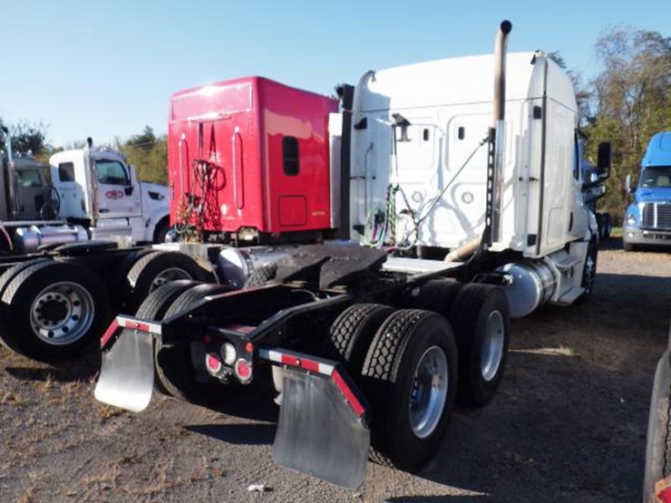 2019-freightliner-cascadia-126-image-5