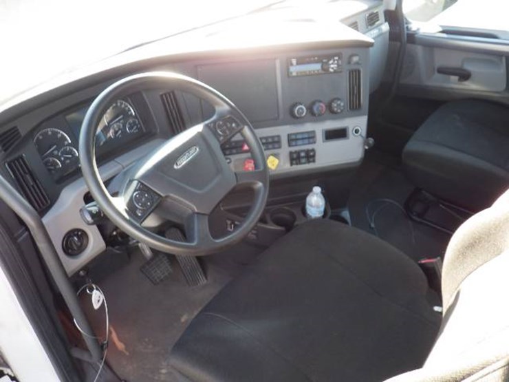 2020-freightliner-cascadia-126-image-9