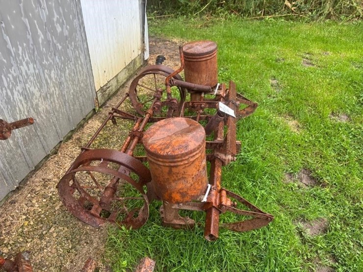 allis-chalmers-2-row-planter-for-g-tractor-image-3