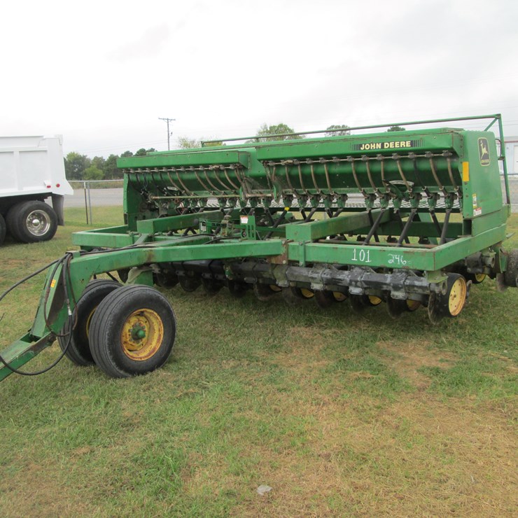JOHN DEERE 750