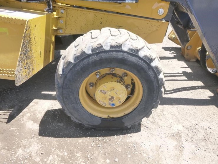 2021-deere-210l-image-35