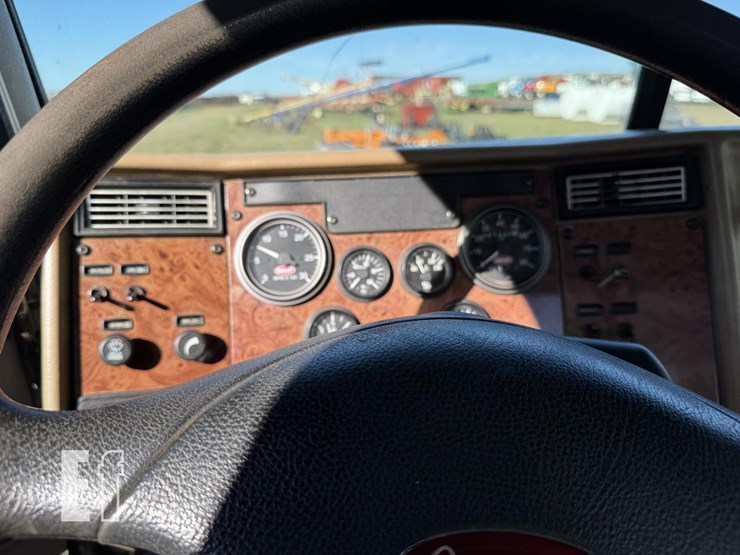 2005-peterbilt-335-image-35