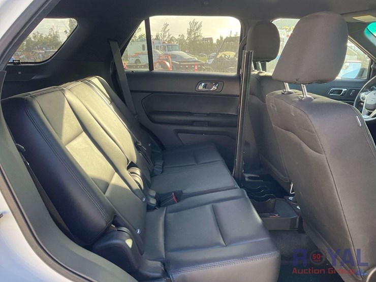 2015-ford-explorer-image-24