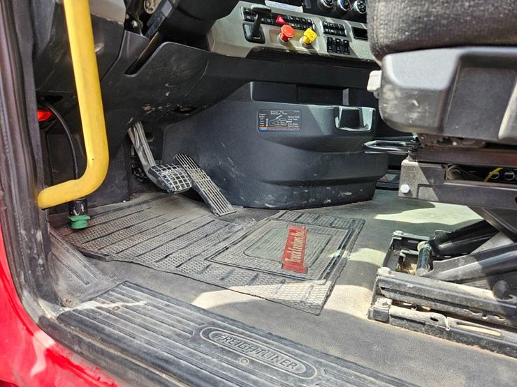 2019-freightliner-cascadia-126-image-52