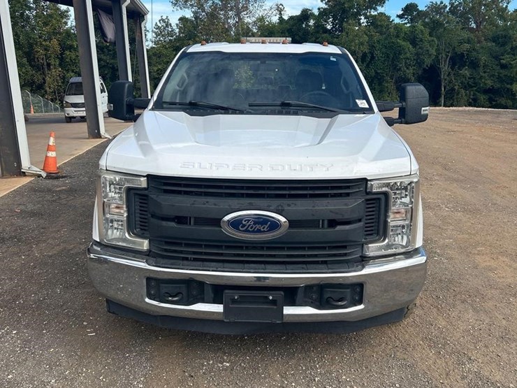2019-ford-f350-xl-image-5