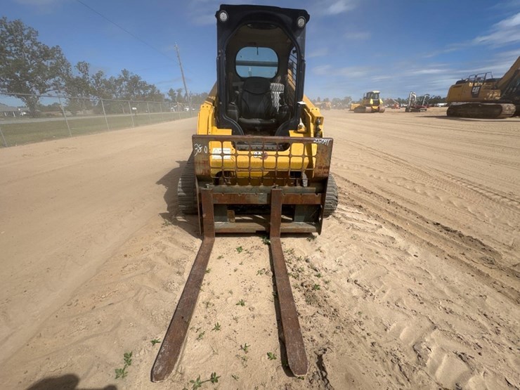 2020-caterpillar-259d3-image-3