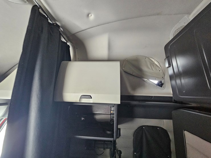 2019-freightliner-cascadia-126-image-76