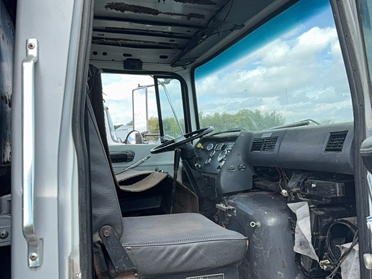 1995-ford-l9000-image-18