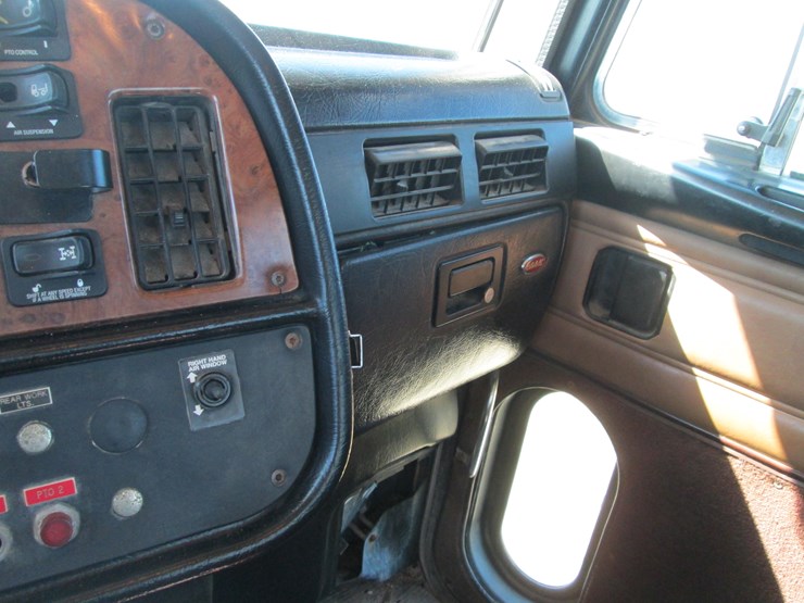 2004-peterbilt-357-image-40