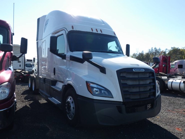 2018-freightliner-cascadia-126-image-2