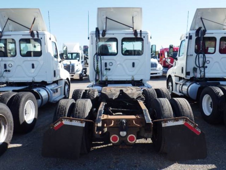 2018-freightliner-cascadia-126-image-6