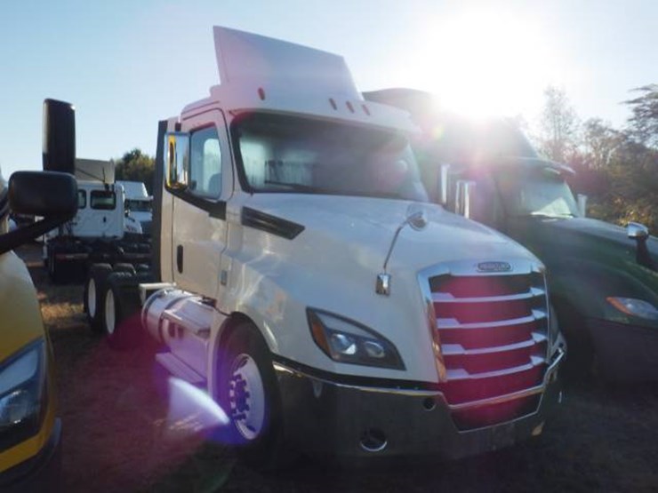 2020-freightliner-cascadia-126-image-2