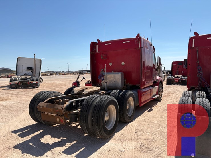 2012-peterbilt-587-image-3