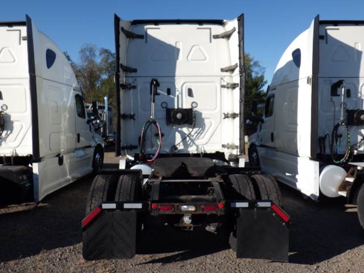2019-freightliner-cascadia-126-image-7