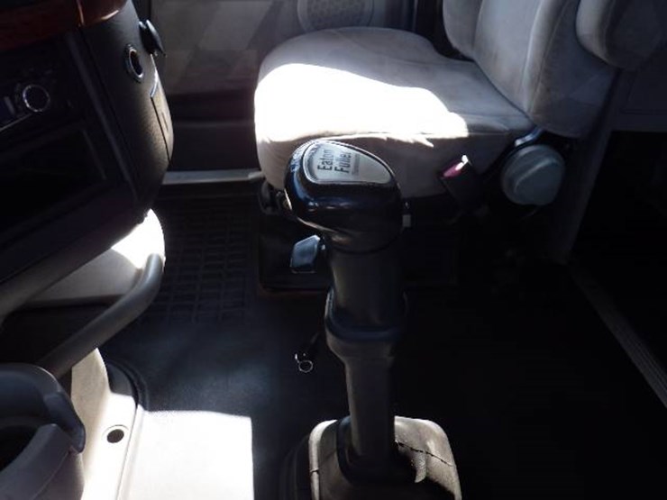 2009-volvo-vnl-630-image-10