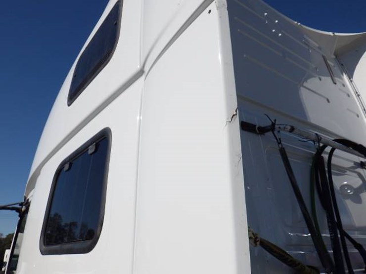 2017-volvo-vnl780-image-15