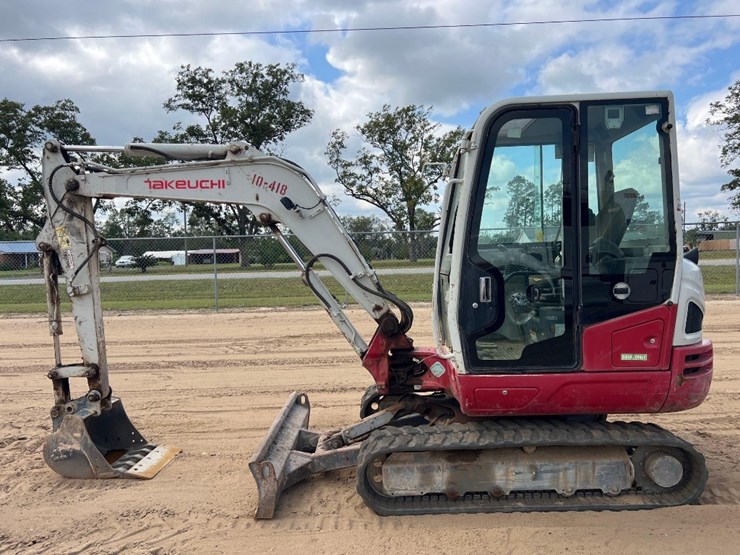 2020-takeuchi-tb240-image-1