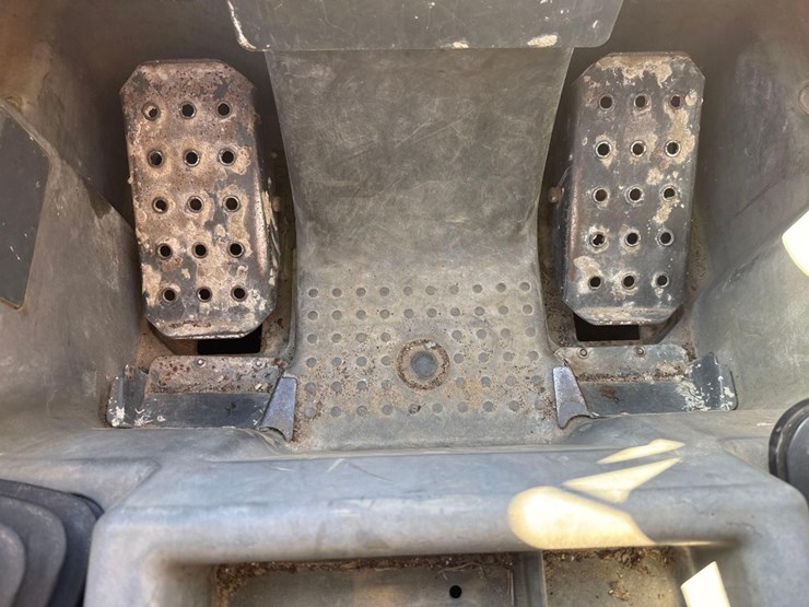 2012-john-deere-329d-image-32