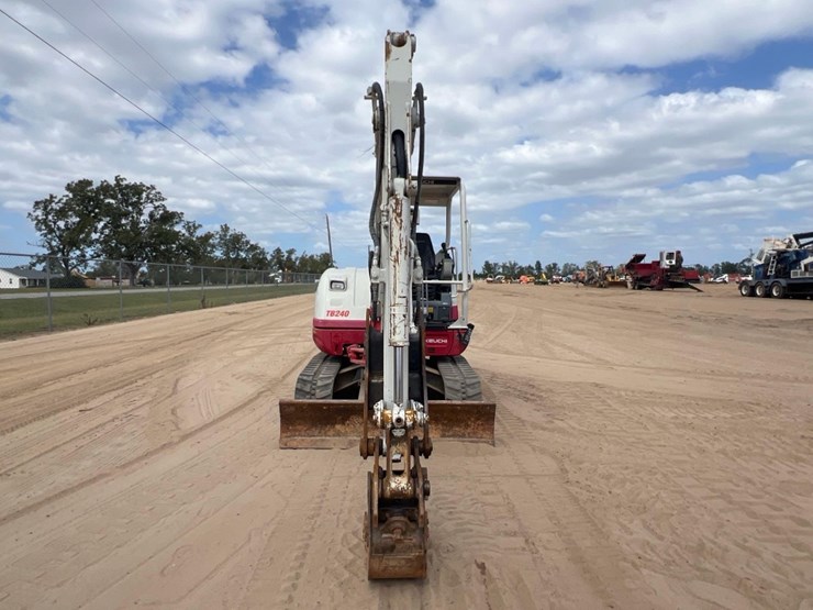 2018-takeuchi-tb240-image-7